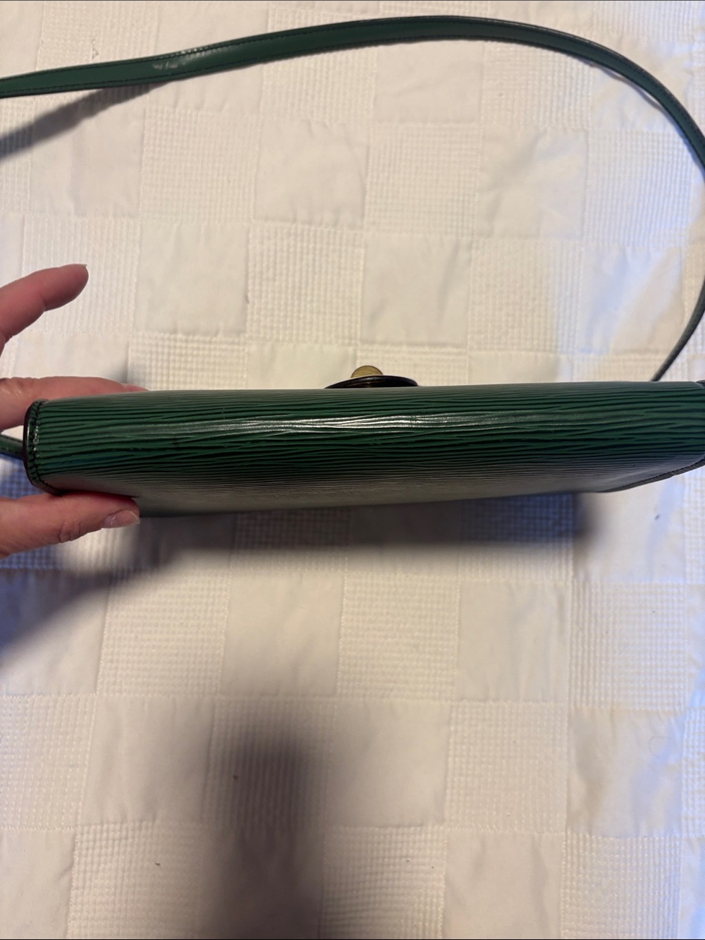 Louis Vuitton EPI Green Crossbody Bag with Gold Clasp. Comes with COA. In GUC - Picture 5 of 15